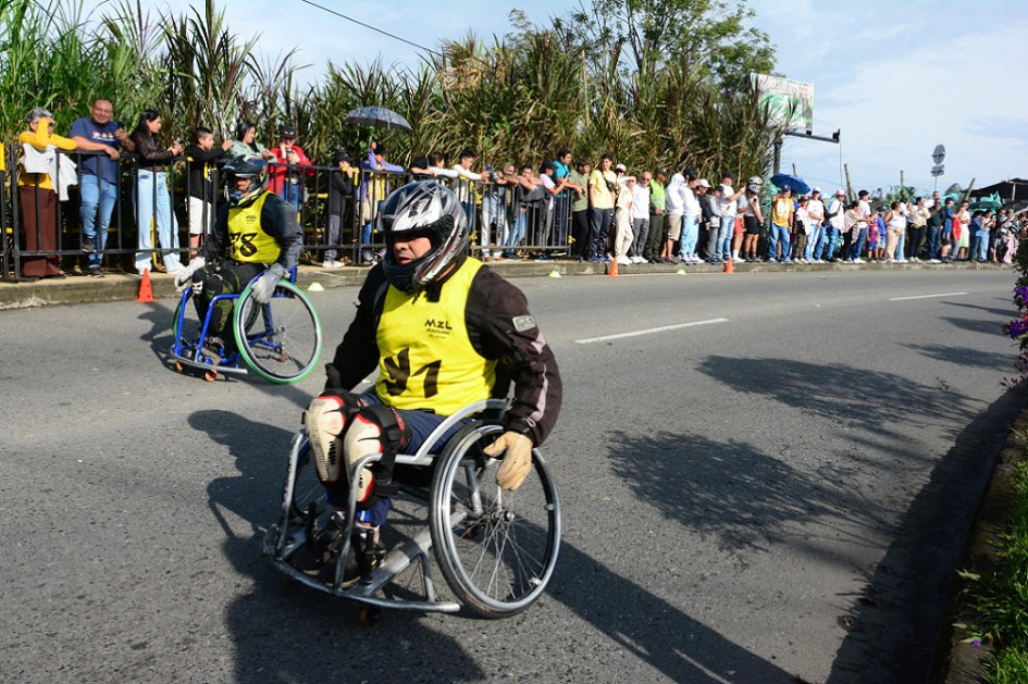 Los competidores en silla de ruedas, los primeros en salir y en calentar el evento.