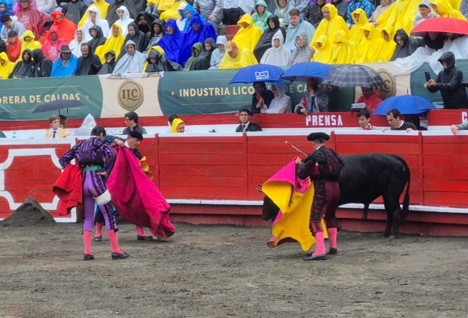 El torero manizaleño José Arcila (i), con un vendaje en su pierna derecha luego de ser corneado en la tercera corrida de la Temporada Taurina de Manizales.
