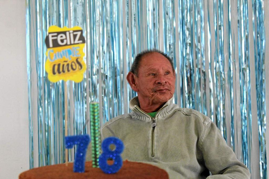 Foto | Rubén Darío López | LA PATRIA En el Centro de Protección del Adulto Mayor San Vicente de Pensilvania le celebraron 78 años a Luis Mario Cardona Cardona, del corregimiento San Daniel. Es conocido en el municipio como Platanito y desde hace seis años vive en ese Centro, luego de ser habitante de calle por 10 años. “Luis Mario tuvo un cambio total en su calidad de vida. Ahora está bien aseado, bien presentado, tiene sus alimentos y una dormida digna. Además del afecto y cariño que recibe aquí, donde dic