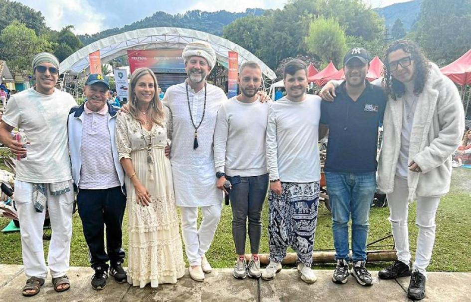 Foto | Cortesía | LA PATRIA Miguel Eduardo Loaiza Román, Héctor Montoya, Daniela de Mari, Krish Benvenuti, Juan Camilo Marín, Juan Uribe, Sergio Giraldo y Julián Cardona participaron del Festival Consciente. Los asistentes disfrutaron de actividades de bienestar para el cuerpo, la mente y el espíritu.