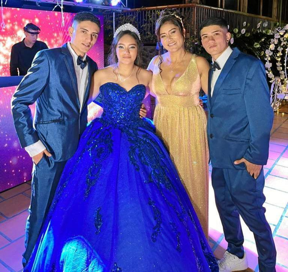 Foto | Archivo Particular | LA PATRIA Familiares y amigos le celebraron a Sofía Ramírez Mateus su cumpleaños número 15. La acompañan su hermano Juan Camilo; la homenajeada; su madre, María del Pilar Mateus Flor y su otro hermano Daniel Ramírez Mateus.