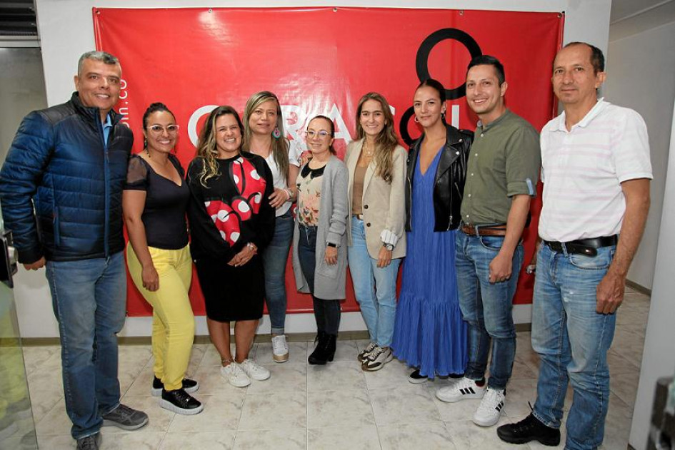 Foto | Argemiro Idárraga | LA PATRIA La periodista manizaleña Juliana Restrepo Sáenz, ha sido nombrada como nueva gerente administrativa de la cadena Caracol Radio Manizales. En la imagen la acompañan: Jhon Montoya Arango, Estefany Palacio Chica, Ana Isabel Rodríguez Botero, Liliana Duque Arcila, Olga Lucía Caro Valencia, Juliana Restrepo Sáenz, Catalina Acevedo Corredor, Juan Camilo Hernández y Luis Alberto Marín Ávila.