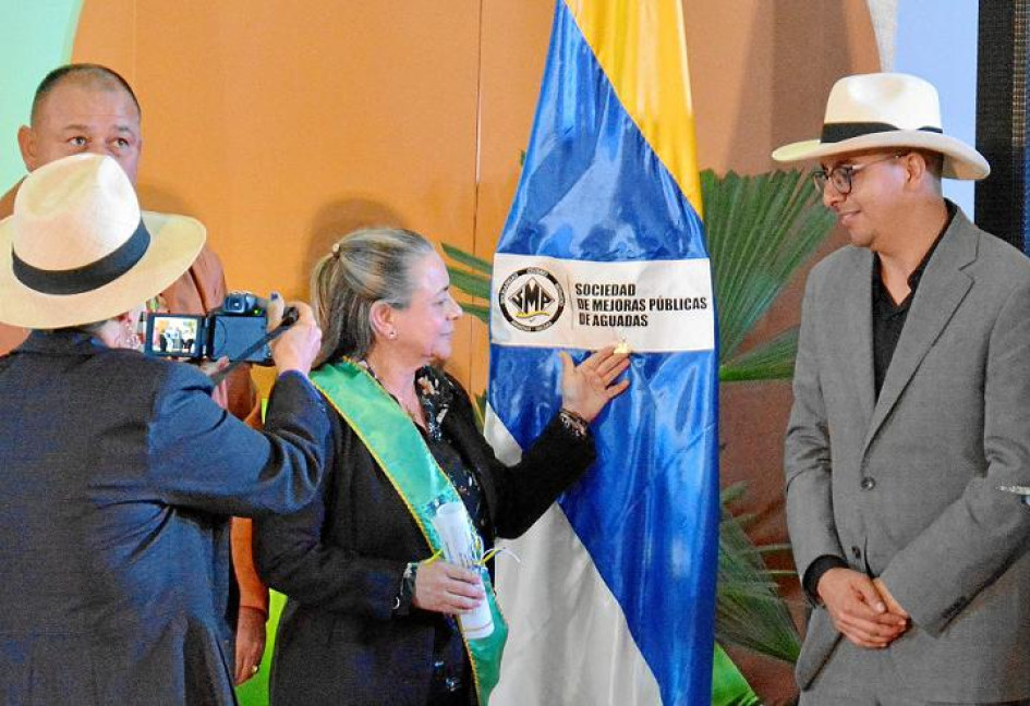 Fotos | Cortesía María Doralba Arias Orozco | LA PATRIA    Juan Carlos Ramírez Aguirre, alcalde de Aguadas, le confirió la Orden del Sombrero Aguadeño, en el marco del Festival Nacional del Pasillo Colombiano, a la Sociedad de Mejoras Públicas de Aguadas. Recibió su presidenta Luz Dary Medina de Osorio.