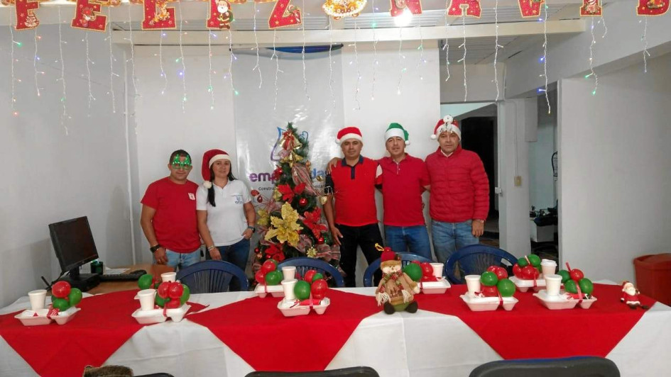 Foto | Henry Giraldo | LA PATRIA Empocaldas organizó un desayuno navideño en todas las seccionales del departamento donde tienen sede. En la foto: Fernando González, Ivón Escobar, Henry López, Yeison Carvajal y Weímar Muñoz, de la sede de Manizales.