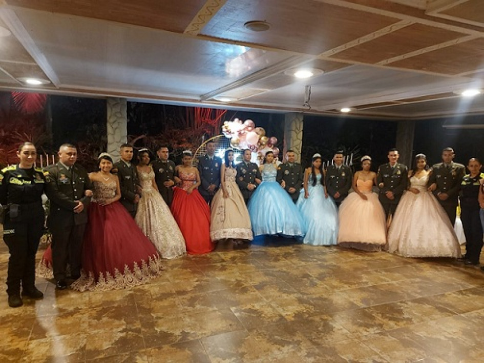 Foto | Cortesía | LA PATRIA Ocho quinceañeras de escasos recursos provenientes de Riosucio y Supía hicieron realidad su deseo de festejar sus 15 primaveras a través de la actividad Cumpliendo sueños que lideró la Policía. Los jóvenes contaron con vestido, peinado, maquillaje, eucaristía, cena, regalos y edecanes con quienes bailaron el tradicional vals. La actividad estuvo a cargo del mayor Wilson Fernando Medina, comandante del Distrito Tres de Riosucio; de la intendente Luz Estella Restrepo, gestora de pr