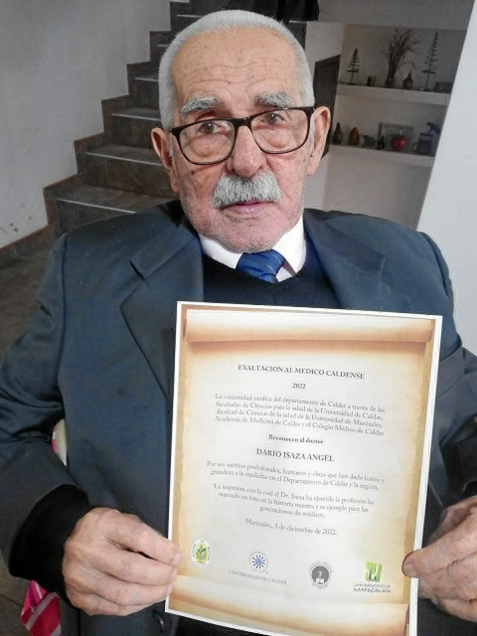 Foto | Óscar Yhony Restrepo | LA PATRIA Darío Isaza Angel, pacoreño dedicado hace 66 años a la medicina fue exaltado por la facultad de Ciencias de la Salud de la Universidad de Caldas, la Universidad de Manizales y el Colegio de Medicos de Caldas. Quienes lo pone como ejemplo de su profesionalismo y ser un icono en la historia de la medicina en el departamento de Caldas y Colombia. Esta exaltacion se hace en el marco del dia del medico a nivel Nacional 3 de diciembre.