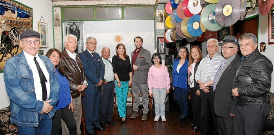 Foto | Argemiro Idárraga | LA PATRIA En la residencia de Javier Márquez se ofreció una despedida, con la presencia de varios artistas, al cantante argentino Dante Alexandro (primero a la izquierda). Con él estuvieron Rodolfo Bustamante, Héctor Javier Ramírez, Jairo Castro Eusse, Javier Márquez, Dante Alexandro, Octavio Zapata Ospina, Esperanza Martínez, Sara Vargas, Amparo Cardona, Gloria Patricia Chica, Jaime Alberto Ospina, Luz Clemencia Castro Buitrago y William Lepineux.