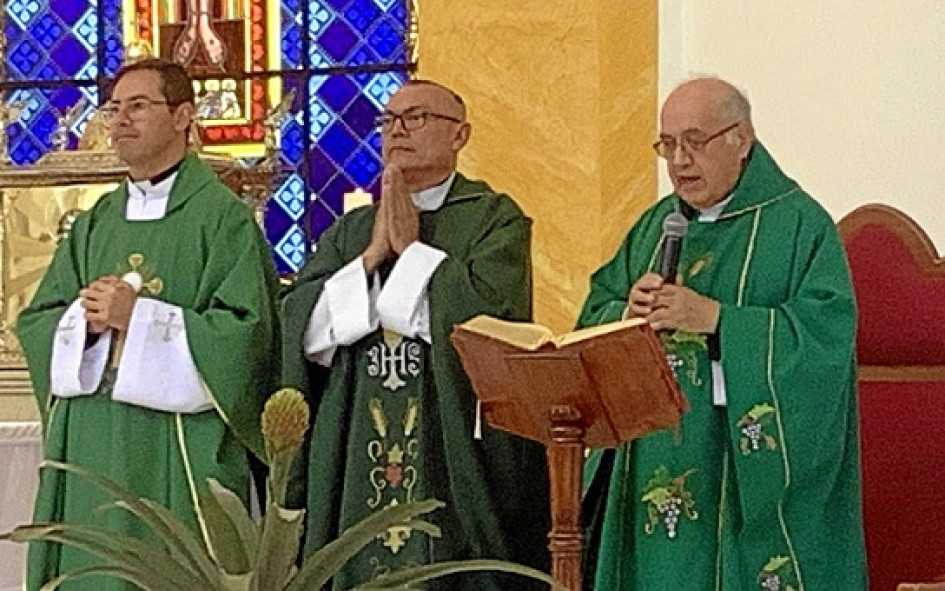 Foto | Henry Giraldo | LA PATRIA El presbítero Elkin Castaño, capellán de la Escuela de Carabineros, acompaño al padre Edison en su posesión. Con ellos, el canónigo Fernán Llano.