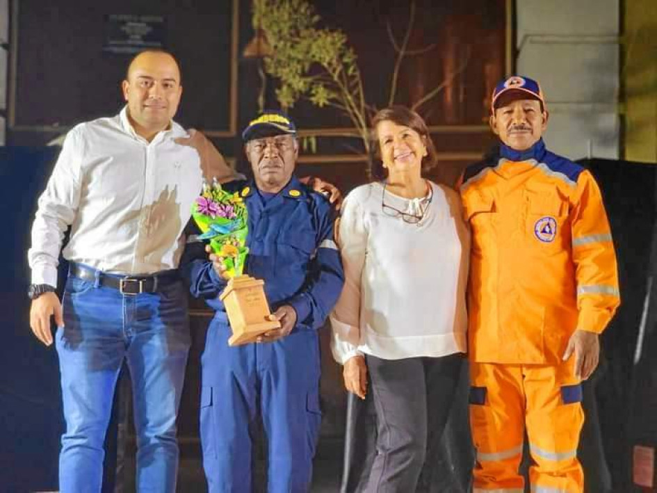 Foto | Jorge Eliecer Zapata Bonilla | LA PATRIA Los organismos de socorro: Bomberos Voluntarios y Defensa Civil fueron seleccionados como el personaje del año en Supía, esta distinción se da debido al trabajo realizado en la emergencia ocurrida en la localidad el pasado 3 de septiembre. El alcalde, Marco Antonio Londoño Zuluaga les entregó la distinción, una estatuilla realizada por el artista José López.