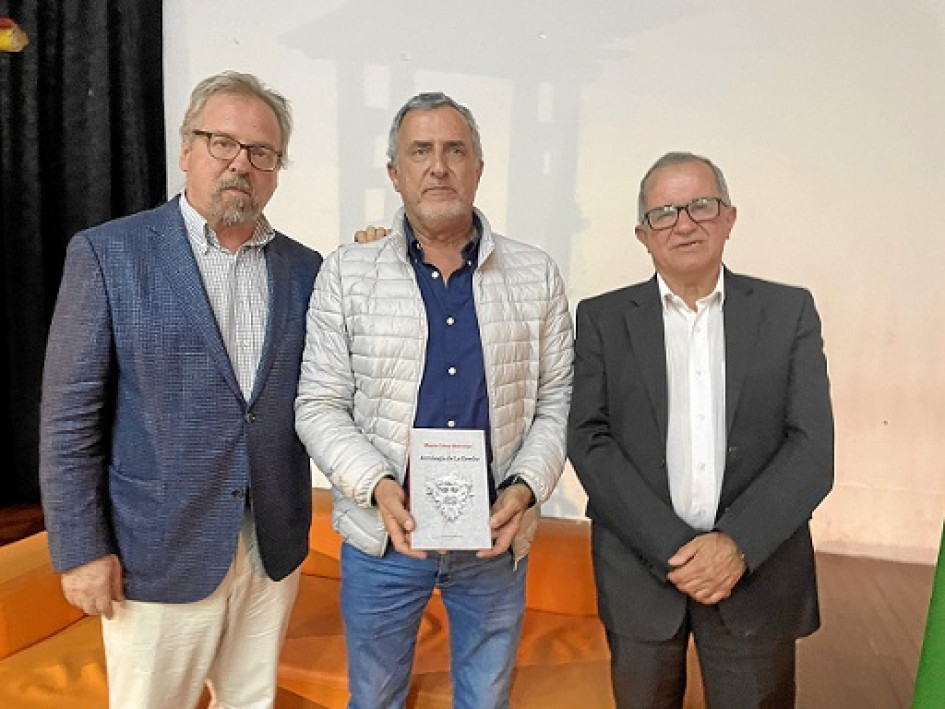 Mario César Restrepo Hoyos, escritor y exalcalde de Aranzazu, hizo la presentación de su libro Antología de la Brecha, una recopilación de ensayos y crónicas escritas en 96 páginas. Lo acompañan: Pedro Felipe Hoyos Kórbel y José Miguel Alzate, también escritor y encargado de la presentación del libro. El acto se realizó en el Centro Cultural de Aranzazu con transmisión por redes sociales y el canal local de televisión.
