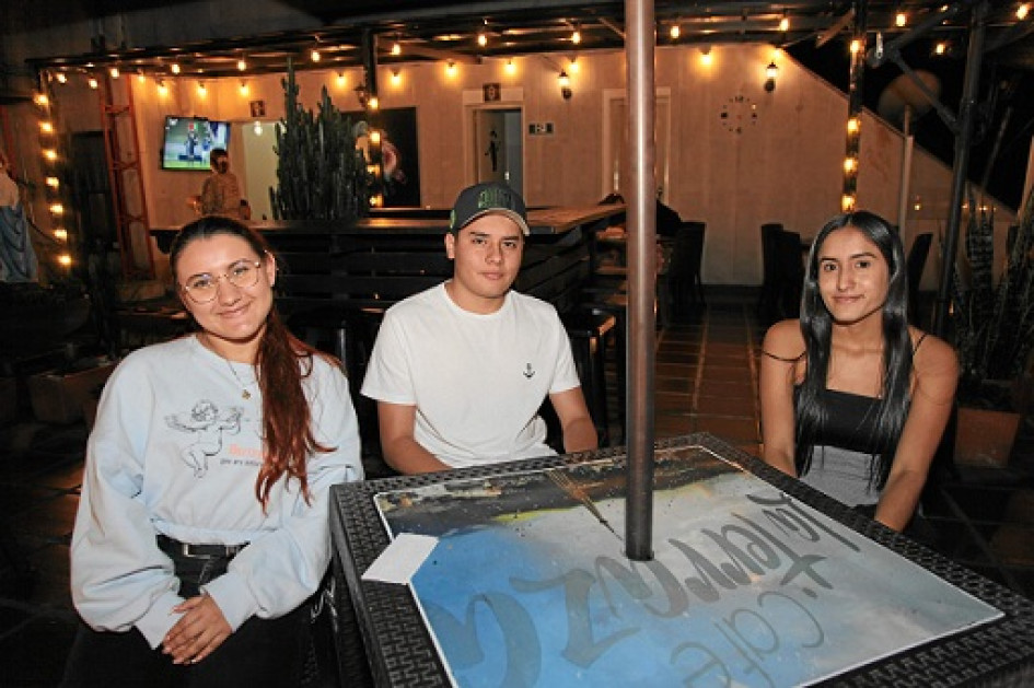 Foto | Argemiro Idárraga | LA PATRIA ​​​​​​​María Camila Hincapié, Brayan Valencia y Manuela Londoño se reunieron en el Café la Terraza.