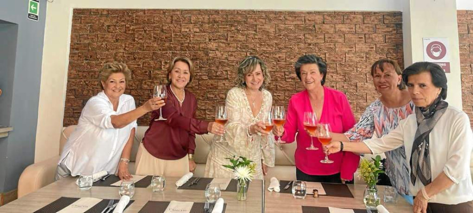 Foto | Lector | LA PATRIA  Beatriz Mejía Serna, docente de la facultad de derecho de la Universidad de Manizales y pensionada del ICBF, fue nombrada Conjuez del Tribunal Superior de Manizales. Sus amigas se reunieron para celebrar. En la imagen: Luz Helena Herrera, Gloria Orozco, Beatriz Mejía, Francia Helena López, Sara Trejos y María Eugenia Arango.