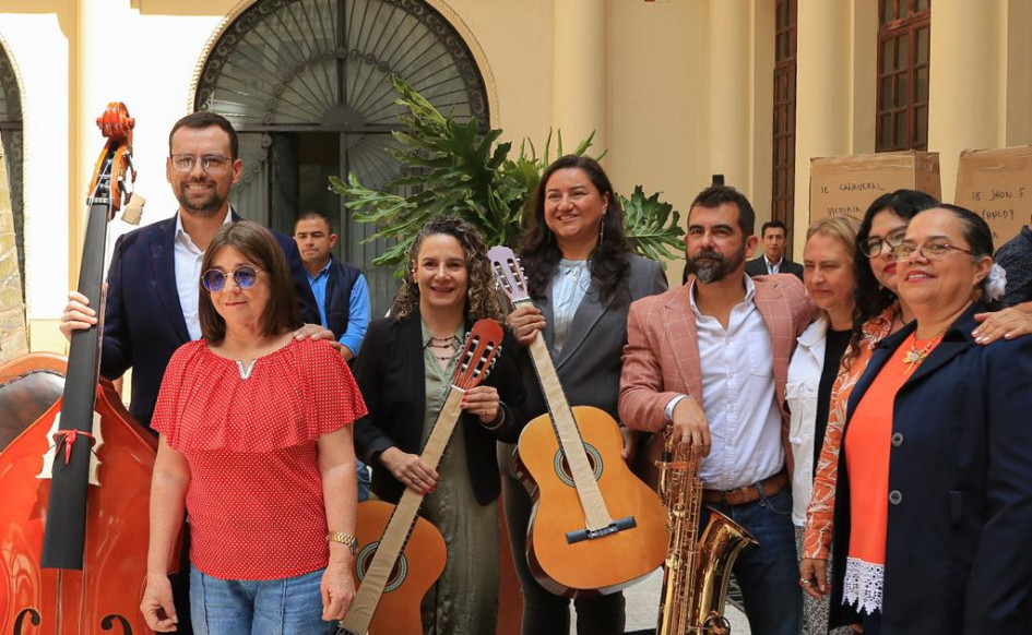 Fotos | Gobernación de Caldas | LA PATRIA Luis Carlos Velásquez Cardona, gobernador de Caldas; Leticia Alzate, rectora de la Institución Educativa Jhon F. Kennedy de Bolivia (Pensilvania); Paula Londoño, secretaria de Cultura de Caldas; Diana María Cardona, secretaria de Educación de Caldas; Hernán Alberto Bedoya, diputado; Gloria Inés Gutiérrez, rectora de la Institución Educativa San Pedro Claver de Villamaría; Esperanza Salgado, directora de la banda del mismo colegio, y Amparo Gálvez, rectora de la Inst