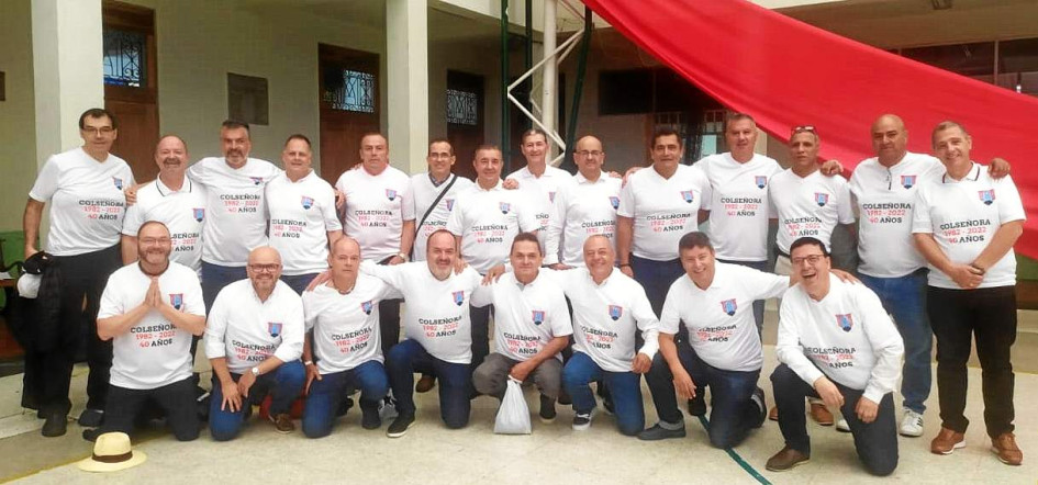 Jorge Iván Ospina, Jorge Hernán González, Julio César Franco, Juan Carlos López, Germán Zapata, Fredy Alonso Zapata, Fernando Sánchez, Andrés Emilio Castaño, Juan Manuel Zuluaga, Carlos Fernando Alvarán, Víctor Hugo Uribe, Silvio Hernando Estrada, Álvaro Germán Franco, César Augusto Ossa. Abajo Rodolfo Uribe, Juan Carlos Grand, Marcial Benavides, Hernán Villegas, Fernando Álzate, Diego León Muñoz, Luis Enrique Valencia y Guillermo Salazar. Exalumnos de la promoción de 1982 del colegio Mayor de Nuestra Señor