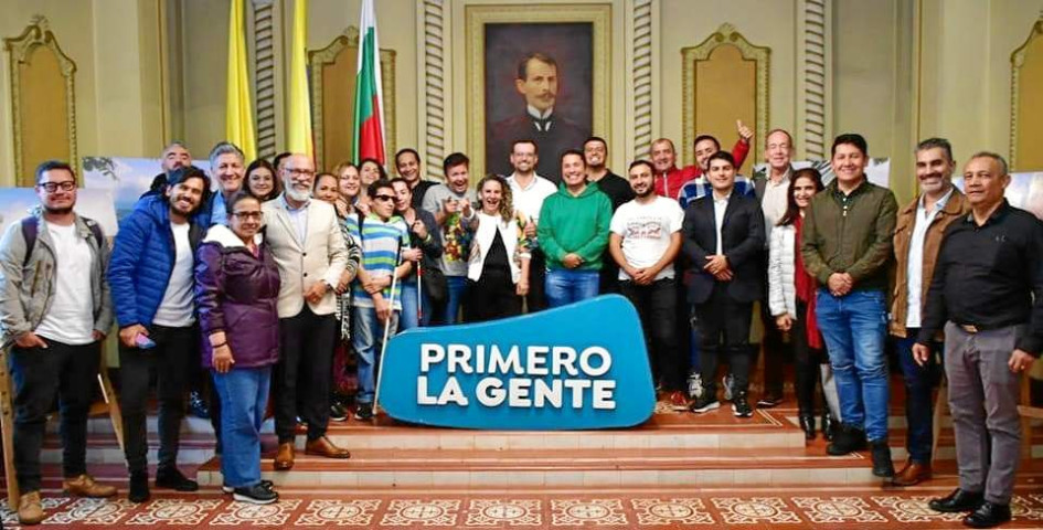 Foto | Cortesía Gobernación de Caldas | LA PATRIA Daniel Gómez, Juan Diego Torres, Federico Zapata, Luis David Arias, Eloísa Castillo, Luz Elena Castaño, Huberney Cristancho, Miriam Julieta Correa, María Lorena Hernández, Gustavo Adolfo Vargas, Adriana Ramírez, Giovanny Largo León, Jhon Mauricio Chica, Paula Londoño Vallejo, secretaria de Cultura de Caldas; Luis Carlos Velásquez, gobernador de Caldas, Ánderson Duque, Sergio Arenas Guzmán, Anthony Mateo Pineda, Wilman Vásquez, Gustavo Adolfo Vanegas, Juan Ca