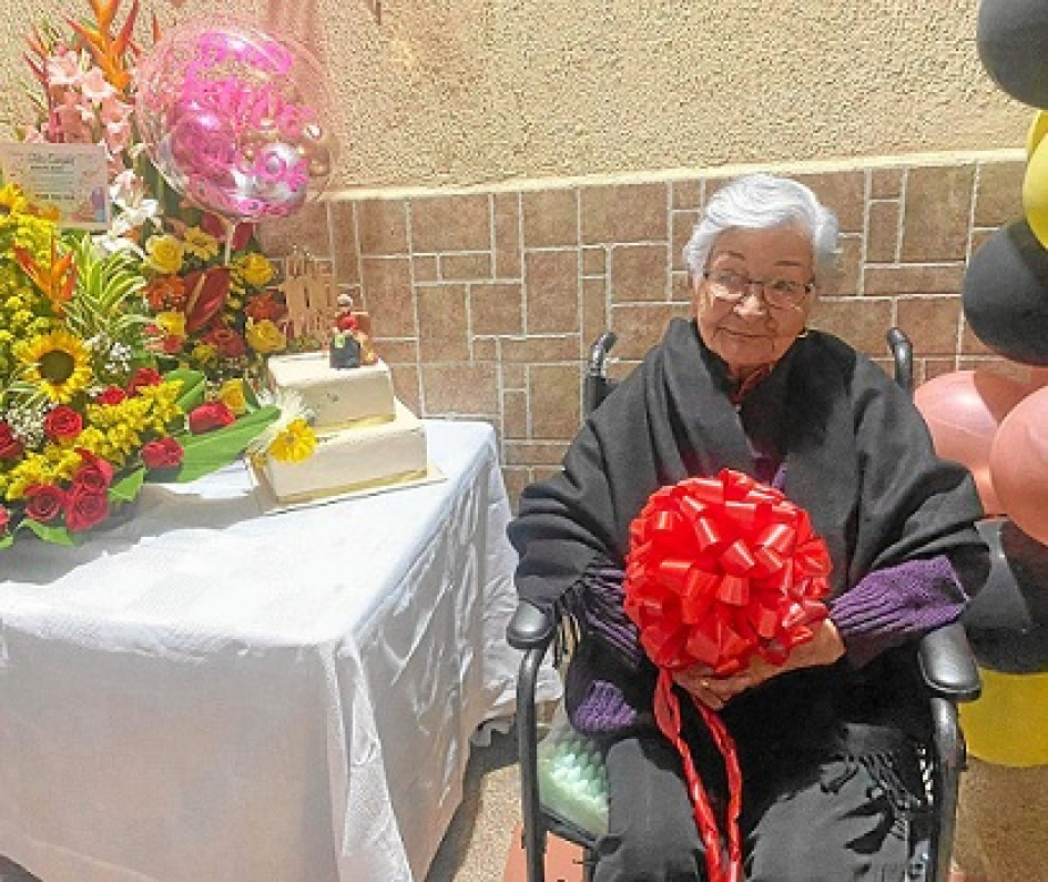 Ana María Soto, nacio el 23 de febrero de 1923 en Manizales. Sus familiares y amigos le celebraron sus 100 años de vida. Doña Ana María tiene una descendencia compuesta por 10 hijos, 26 nietos, 31 bisnietos y 7 tararanietos. Feliz Cumpleaños.