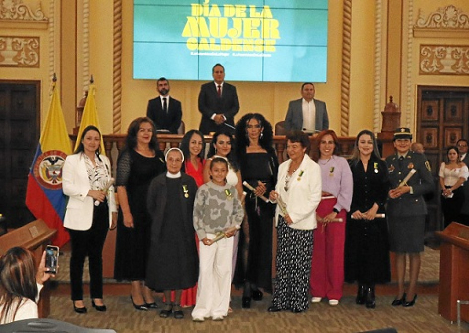 Fotos | Darío Augusto Cardona S | LA PATRIA Grupo de mujeres condecoradas por la Asamblea de Caldas en el dia Mundial de la Mujer: Luisa María Gallego Santa, médica veterinaria; Yarledy Ortiz Martínez, licenciada en educación y animalista; María Alfenesis López, coordinadora de la Red de Mujeres de Salamina; Maria Aurora Morales Morales, licenciada en educación; Ángela Gutiérrez Isaza, mujer emprendedora de la industria del café; Yesenia Sabrina Martín Escobar, comerciante de Neira; Beatriz Isaza de Ospina,