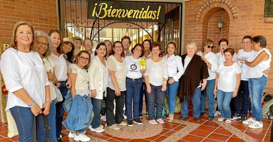 Foto | Lector | LA PATRIA Las exalumnas del colegio de La Presentación de Manizales celebraron sus bodas de oro de graduadas: Esperanza Salgado, Graciela Trichez, Matilde Henao, Gloria Naufal, Matilde Gutiérrez, Isabel Marín, María Dolores Ocampo Luz María Escobar , Italia Betancur, Omaira Galeano, María Elena Grisales, Laura Lucy Ortiz, Marta Elena Buitrago, Gloria Lucía Jaramillo, Nancy Ríos, María Eugenia Correa, Yolanda Hoyos, Mercedes Echeverri, Marta Inés Villegas, Constanza Salamanca y Olga Londoño.