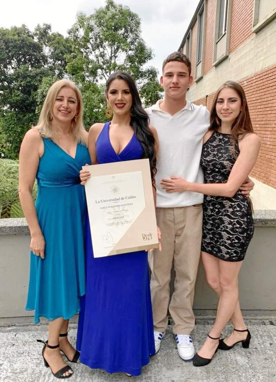 Foto |Cortesía Universidad de Caldas | LA PATRIASofía Perdomo obtuvo su título como abogada de la Universidad de Caldas. La acompañan su madre, Sonia Martínez, y sus hermanos Juan Pablo Perdomo y Manuela Perdomo.
