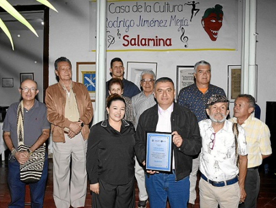 En la foto: Carlos Arturo Gómez Naranjo, Poeta; Aldemar Cardona Sánchez, Poeta; Germán Correa Campuzano, Profesor de danzas de la Casa de la Cultura; Ismanda Naranjo Escobar, Poetisa; Uriel Quintero Suárez, Poeta; Carlos Alberto Gómez Gómez, Poeta, Sthephanie Marín Muñoz, Directora Casa de la Cultura, Fabián Andrés Correa Giraldo, Poeta; Esmaragdo Bernal Victoria, Poeta y José Camilo Bernal Victoria, Gestor cultural.