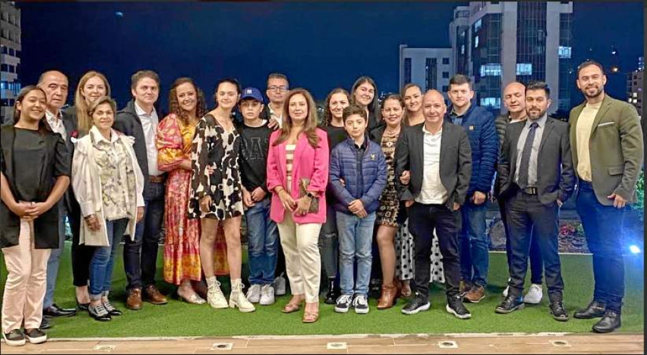 Jénnifer Aguirre Piedrahíta, Gonzalo Valencia, Diana Cristina Jaramillo (Eureka), Beatriz Giraldo Giraldo, Luis Fernando Gómez Montoya, María Angélica Castaño Castaño, Valentina Gómez Castaño, Juan Martín Gómez Castaño, Camilo Andrés Barco Murillo, Luisa Fernanda Hincapié Ángel (Red Inmobiliaria), Gloria Gómez Montoya, Juan José López Gómez, Juliana Herrera Giraldo, Claudia Marcela Agudelo Moscoso, Jhon Fredy Álvarez Castaño, Valentina Echeverry Giraldo, Fausto Fernando López Aristizábal, Iván Alberto Casta