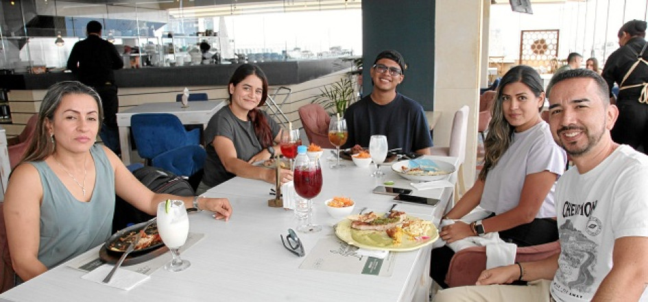 Fotos | Aregemiro Idárraga | LA PATRIA Diana Vargas, Luisa Quintero, Santiago Hernández, Heidy Rodríguez y Luis Muñoz,visitantes de Medellín.