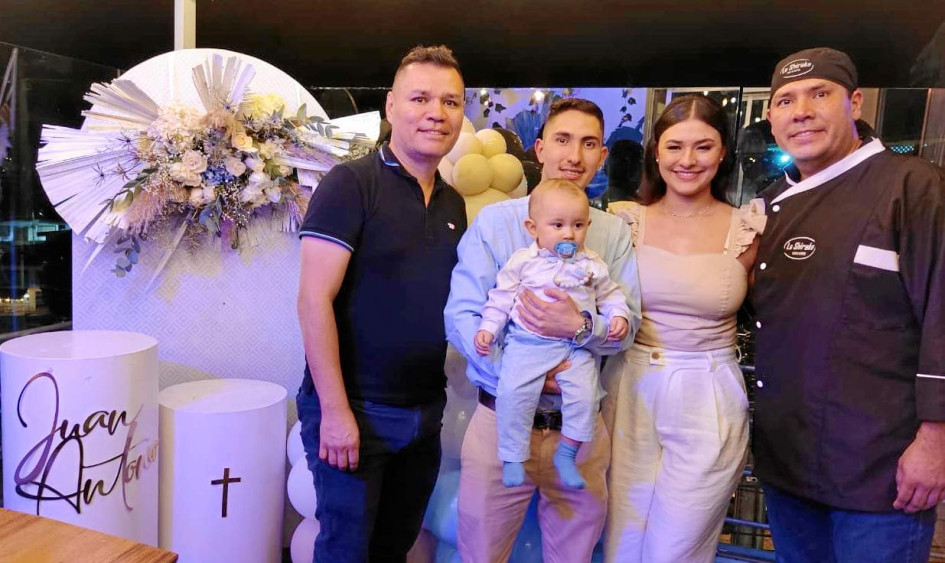 En el restaurante La Shiraka, ubicado en El Cable, familiares de Juan Antonio Arias se reunieron para celebrar su bautizo. De izquierda a Derecha: Jaime Alberto Llano García, Christian Arias, Juan Antonio Arias, Mariana Sarmiento y Mauricio Llano García.