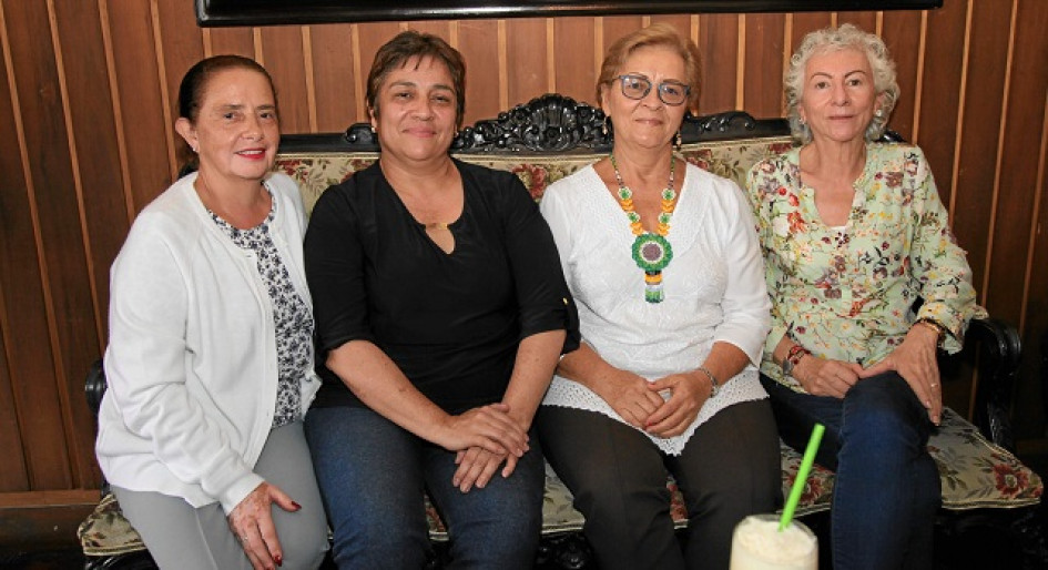 Foto | Argemiro Idárraga | LA PATRIA Encuentro de amigas en el Café del Teatro los Fundadores. En la foto: Mariela García León, Ruth Tabares Arboleda, Rubiela Ceballos y Stella Vélez Castaño.