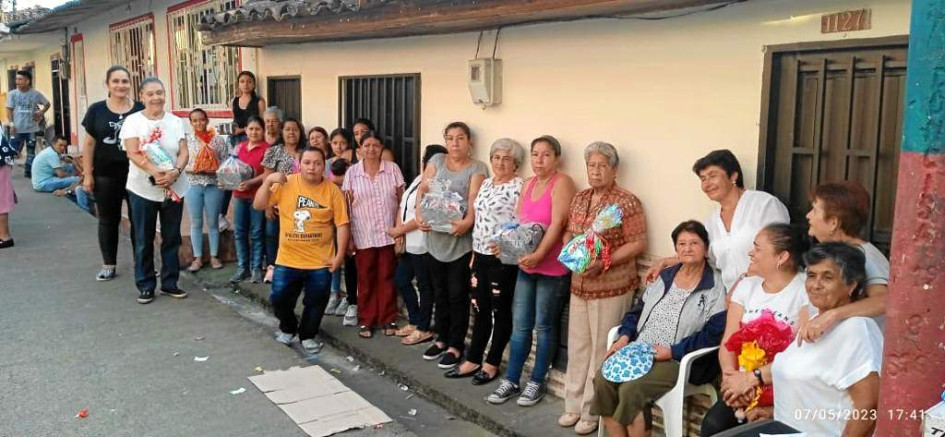 Foto | Cortesía | LA PATRIA La junta de acción comunal del Barrio de Occidente, en Anserma, convocó a todas las madres para una tarde recreativa y de entrega de detalles. Los líderes comunales desarrollaron esta actividad en la calle del barrio que contó con la asistencia de gran número de mujeres, especialmente cabeza de familia que disfrutaron de una tarde de esparcimiento y de paso recibieron su regalo.