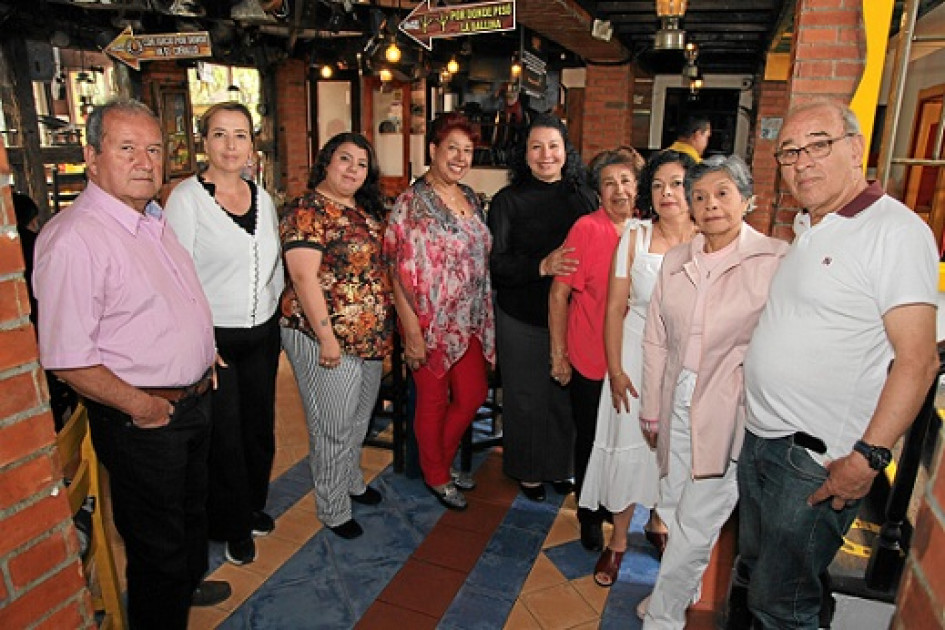 Almuerzo en familia. Fabio Ramírez, Claudia Gónzález, Francia Ramírez, Luz Dary Díaz, Alba Rosa Díaz, María del Pilar Díaz, Luz Adriana Arango Díaz, Nohelia Díaz y Fernando Giraldo.