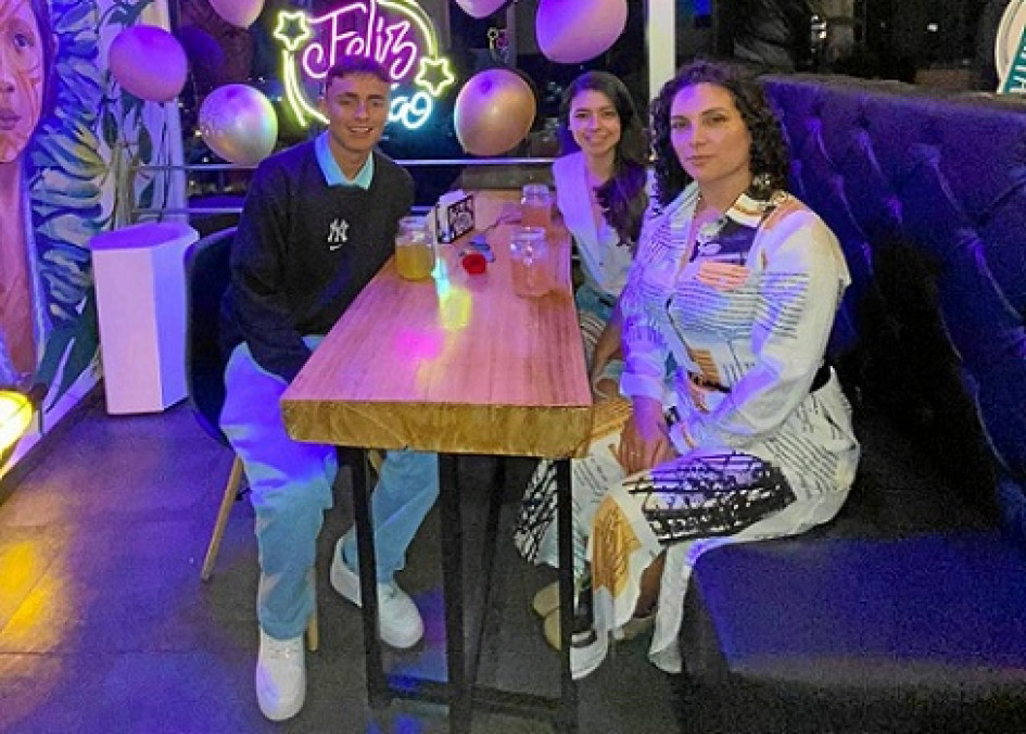 Foto| Cortesía| LA PATRIA En el restaurante La Shiraka festejaron el Día de la Madre con una comida. De izquierda a derecha: Esneider Ramírez, Karol Ramírez y Carolina Ramos.