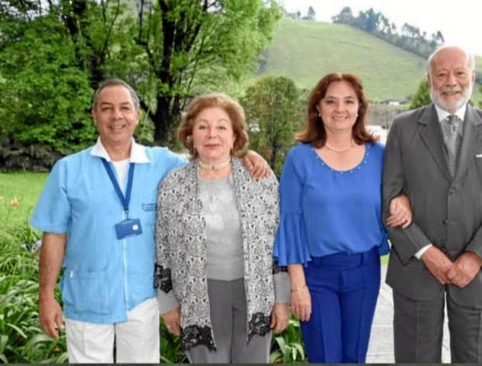 Foto | Lector | LA PATRIA Carlos Alberto Valencia García, Blanca Stella García de Valencia, Claudia Valencia García y José Ferney Paz Quintero, directivos de la IPS Laboratorio Valencia García, se reunieron en un restaurante de la ciudad para celebrar el Día del Bacteriólogo.