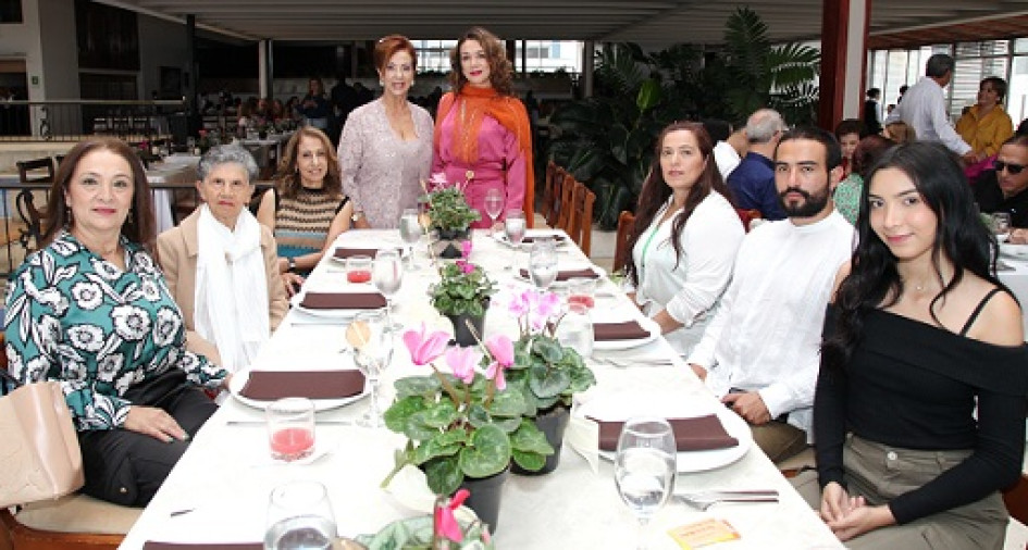 Fotos | Argemiro Idárraga | LA PATRIA Esperanza Arboleda Montoya, Alicia Montoya Giraldo, Martha Montoya Giraldo, Adriana Rivera Montoya, Margarita Montoya Giraldo, Elsa Arboleda Montoya, Santiago Escobar Arboleda y Salomé Ramos Arboleda.