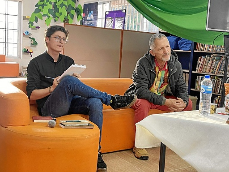 Foto | Cortesía | LA PATRIA En la Biblioteca Pública Municipal Juan de Dios, del municipio de Aranzazu, el escritor aranzacita Rubén Darío Zuluaga Gómez presentó su más reciente libro "Lo Dijo Casandra", en medio de un conversatorio con el estudiante universitario Nixon Orlay Salazar González y la participación de un selecto auditorio. Zuluaga Gómez es además actor, director, dramaturgo, amante del teatro desde su adolescencia; ha escrito en varios periódicos del país y es docente de la Universidad de Calda