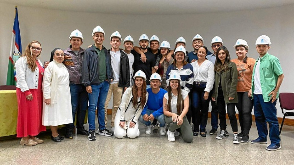 Foto | Cortesía | LA PATRIA Grupo de estudiantes homenajeados.