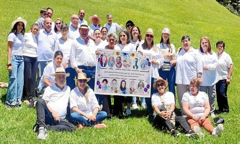 Foto | Rubén Darío López | LA PATRIA Bajo la coordinación de la gestora social de Pensilvania, Nohemy Cardona Botero, en el Centro Vacacional El Bosque de Confa se reunieron 30 integrantes de la familia Cardona Rodríguez. Realizaron actividades, entre las que se destacó la exposición de Carlos Humberto, quien disertó sobre la vida y obra de sus tíos abuelos el padre Daniel María López Rodríguez y el hermano Estanislao Luis (Luis María Rodríguez Franco) con cuyo nombre se inaugurará hoy la nueva sede central