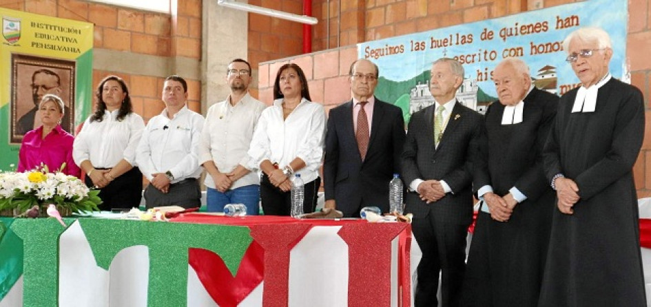 Foto | Rubén Darío López | LA PATRIA La mesa principal del acto de inauguración estuvo conformada por: Mery Rocío González rectora de la Institución Educativa Pensilvania; Diana María Cardona, secretaria de Educación de Caldas; Jorge Orlando García, alcalde de Pensilvania; Luis Carlos Velásquez, gobernador de Caldas; Adriana González, directora del Fondo de Financiamiento de Infraestructura Educativa; Silvio Franco y Gerardo Aristizábal, egresados del colegio; y los hermanos de La Salle Julio Enrique Arias