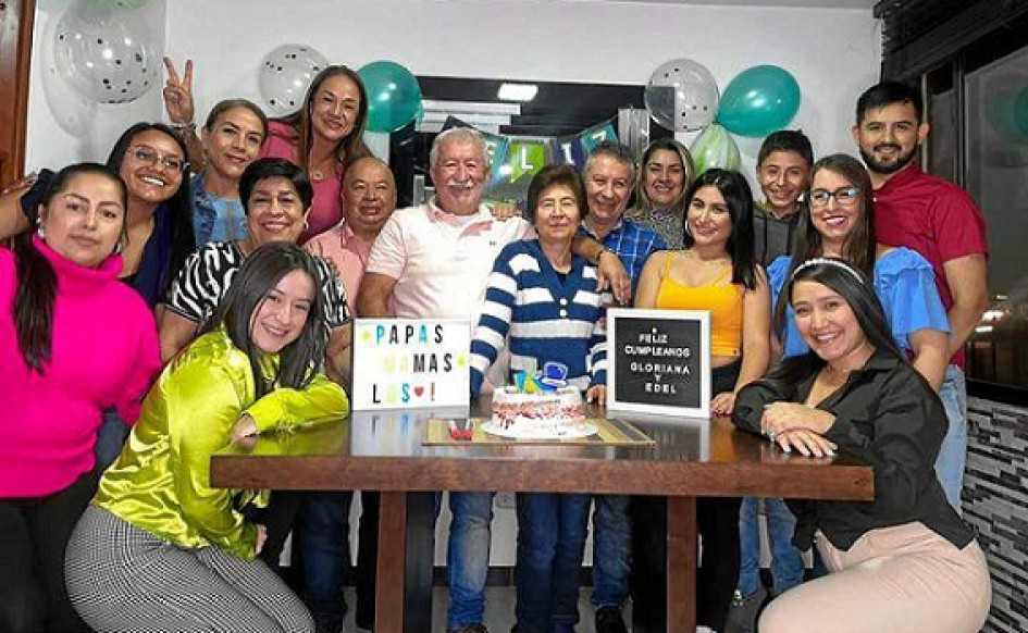 Edelbeto Àlvarez Holguín compartió esta fecha en compañía de la familia Álvarez, en especial de sus hijas María José e Isabella, y de su esposa Zuleny Carmona Trujillo.