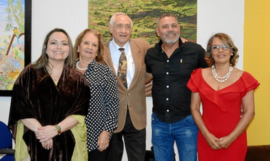 Fotos | Freddy Arango | LA PATRIA Ana María Delgado, gerente de la Fundación BAT; Elvira Escobar de Restrepo, presidenta del MAC; Gabriel Barreneche, presidente de la Junta del MAC; Eduardo Buttron Hodwalker, homenajeado; y Laura Orjuela Restrepo, Artista plástica.