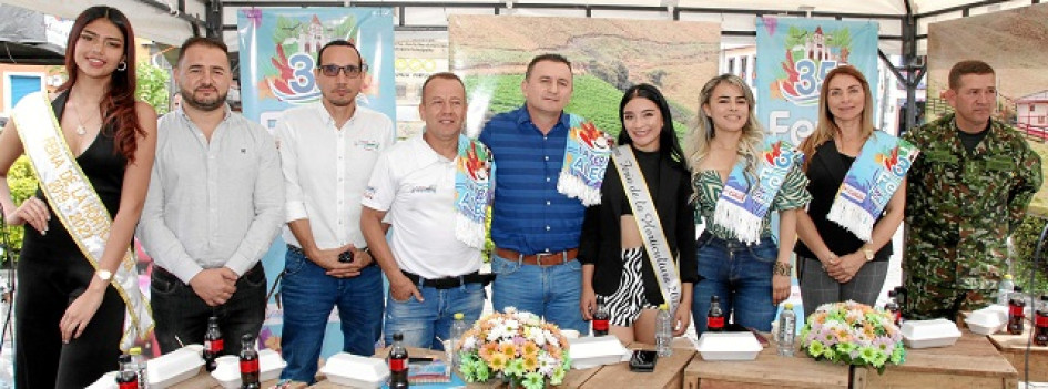 Foto | Argemiro Idárraga | LA PATRIA Natalia Bedoya Ospina, reina nacional de La Horticultura 2019- 2021; Miguel Ángel Tabares Duque, secretario de Gobierno de Villamaría; Santiago Díaz Ocampo, jefe Unidad de Turismo; Rubén Darío Marín Pérez, secretario de la Corporación Casa de la Cultura; Jorge Orbey Marín Ceballos, alcalde de Villamaría; Nicol Carvajal Duque, reina de la horticultura 2022; Diana García Marín, primera gestora social; Lina Patricia Llano, secretaria general de la alcaldía y el teniente cor