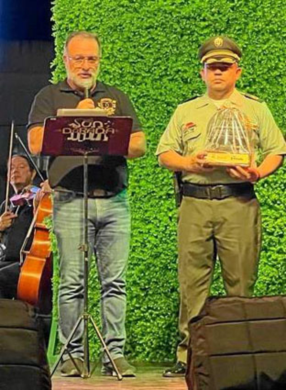 Foto | Cortesía | LA PATRIA El alcalde de la Dorada, César Arturo Álzate Montes, exaltó el desempeño del coronel José Arturo Sánchez Valderrama, como comandante Departamento de Policía Caldas, y le hizo entrega de la orden al mérito ciudadano, Antonio Acosta Gutiérrez “Doradense de Corazón” en un acto simbólico en el marco de la celebración de los 100 años de la ciudad.