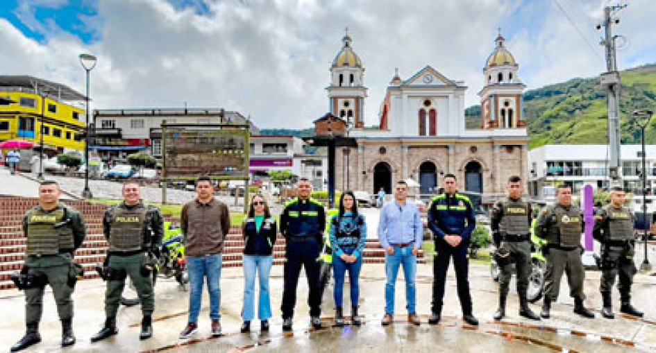 Foto | Henry Giraldo | LA PATRIA La Alcaldía de Manzanares continúa apoyando el trabajo con La Policía de su municipio, con la entrega de dotación de uniformes a los integrantes del Grupo de Reacción del Distrito de Policía Número 5. Agradeció a la fuerza pública por la labor realizada durante las XXXII Fiestas de la Cordialidad que terminan hoy.