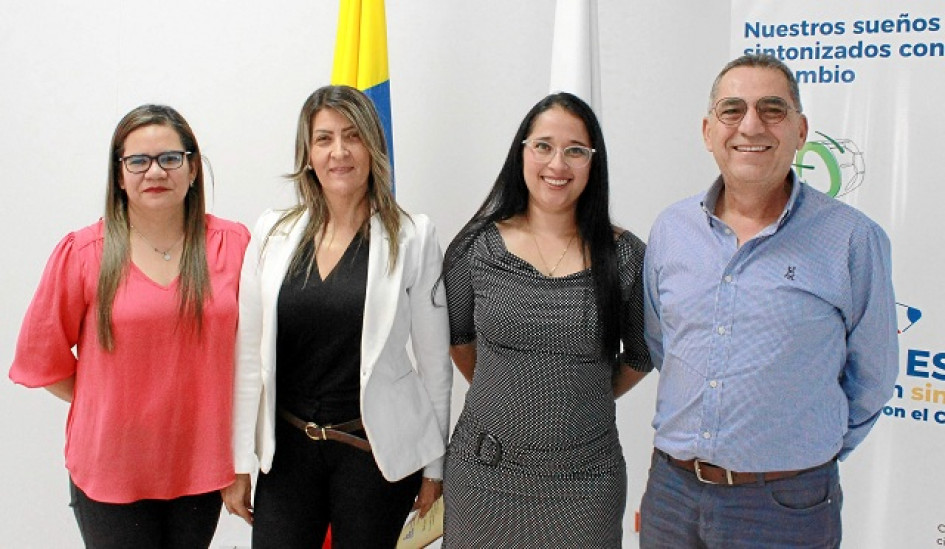 Foto | Cristian Camilo Aguirre | LA PATRIA En la Escuela Superior de Administración Pública (ESAP) Territorial Caldas se celebró el Día del Servidor Público con diferentes condecoraciones. Dubis Astrid Martínez recibió reconocimiento como servidora pública, mientras que Marleny Ospina y Yuliana Henao fueron reconocidas por sus cinco años en la entidad. Jhon Jairo Castaño, director encargado de la ESAP Caldas, entregó las condecoraciones.