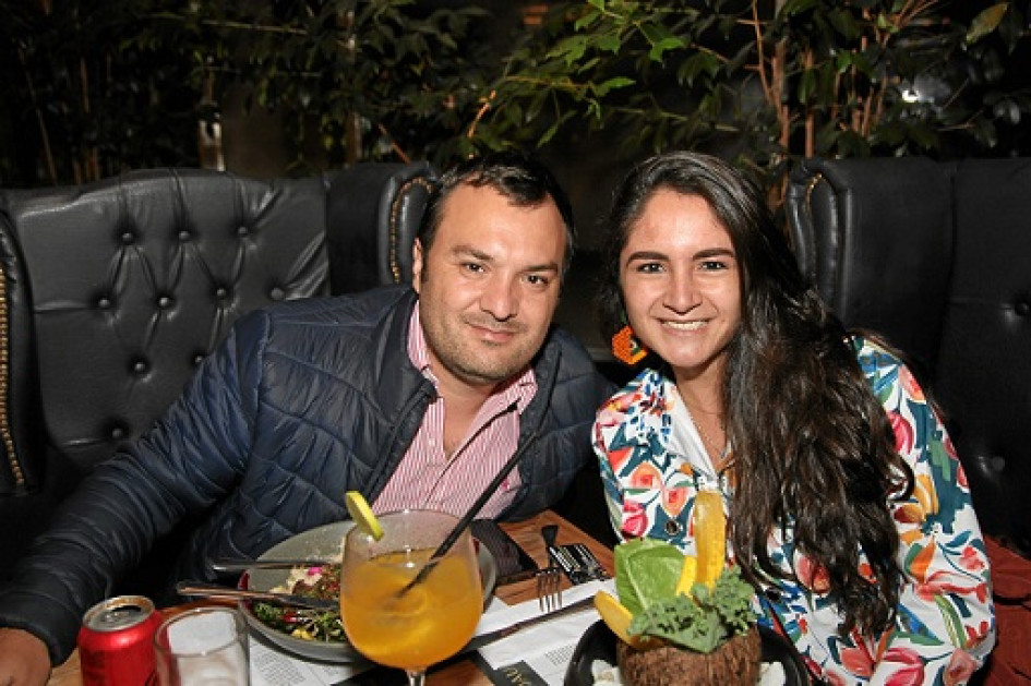 Foto | Argemiro Idárraga | LA PATRIA Camilo Duque Valencia y Daniela Ocampo González se reunieron en una cena de aniversario de novios en el restaurante Dauntaun.