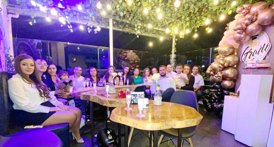 Foto | Lector | LA PATRIA Manuela Buriticá se graduó de Tripulante de Cabina y celebró su logro con una cena en el restaurante La Shiraka. Con ella estuvieron Diana Tangarife, Juan Camilo Flórez, Catalina Buriticá, Juliet Buriticá, Jovany Sánchez, Estela Londoño, Valeria Buriticá, Natalia Quintero, Clara Inés Quintero, Alejandra Tangarife, Constanza Arias, Danilo Tangarife Quintero, Cristian Arias y Samuel David Arias.