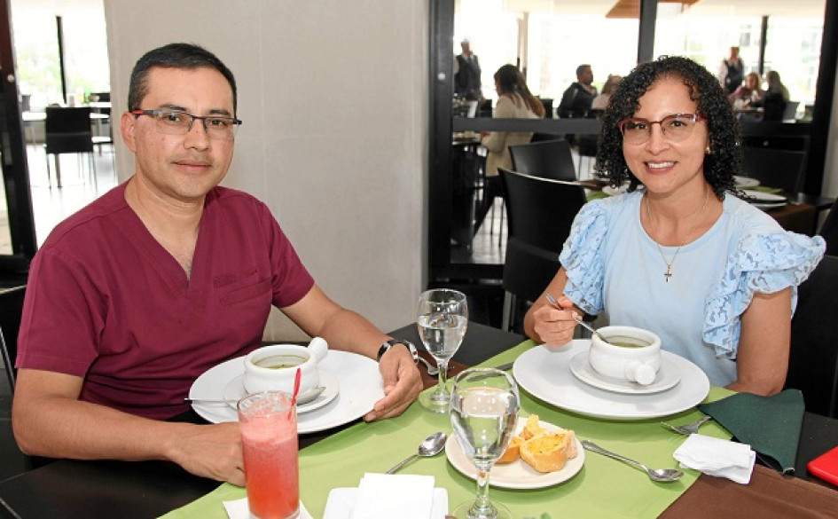 Foto | Argemiro Idárraga | LA PATRIA Wálter Antonio Arboleda y Brenda Lucía Arturo Arias en el Club Manizales, sede El Cable, compartieron  un almuerzo.