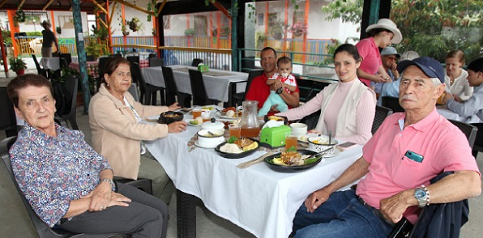 Foto | Argemiro Idárraga | LA PATRIA Romelia Jaramillo de Gallego, Doris Bobadilla Bolívar, Jhon de la Rosa, Alma de la Rosa Gallego, Marcela Gallego Jaramillo y José Arturo Gallego Cárdenas.