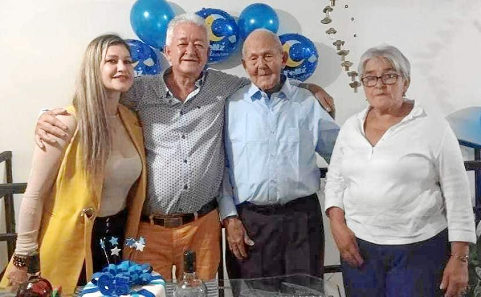 Bolívia (Pensilvania) está de luto. Falleció don Ramón Emilio Quintero a sus 108 años, bien vividos. Fue buen padre, esposo, abuelo y tatarabuelo. Nos dejó muchas enseñanzas y lo recordaremos siempre. Mucha fortaleza para sus hijos Antonio Quintero y demás hermanos; su nieto Mauricio Quintero y toda su familia. Que Dios lo tenga en su santa gloria. Henry Giraldo