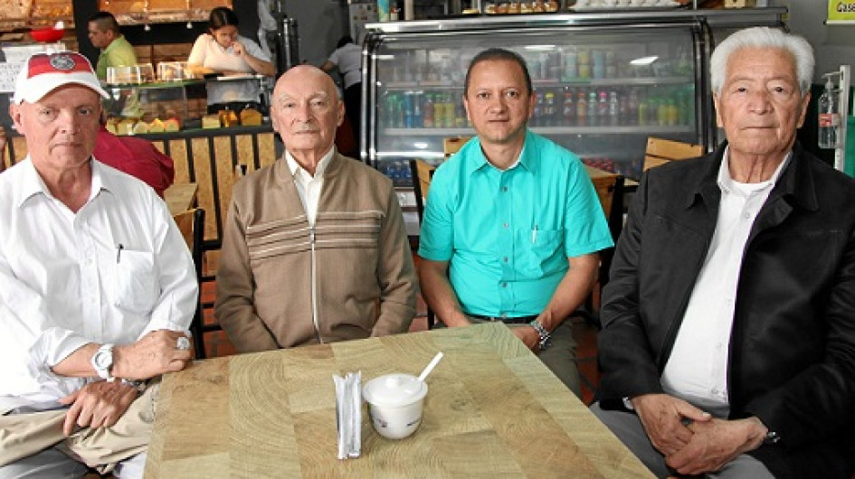 Foto | Argemiro Idárraga | LA PATRIA  Eliberto Serna Henao celebró su cumpleaños con un almuerzo en compañía de sus amigos Luis Ángel Álvarez Murillo, Uriel León González y Octavio Zapata Ospina.