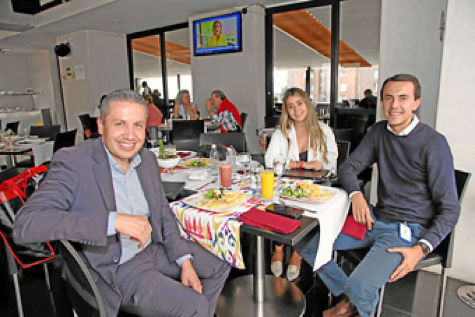 Foto | Argemiro Idárraga | LA PATRIA Hernán Saldarriaga Ramírez, Natalia Cadavid Gallego y Jorge Alberto Toro, funcionarios del Banco de Occidente Eje Cafetero se reunieron en un almuerzo en el Club Manizales.